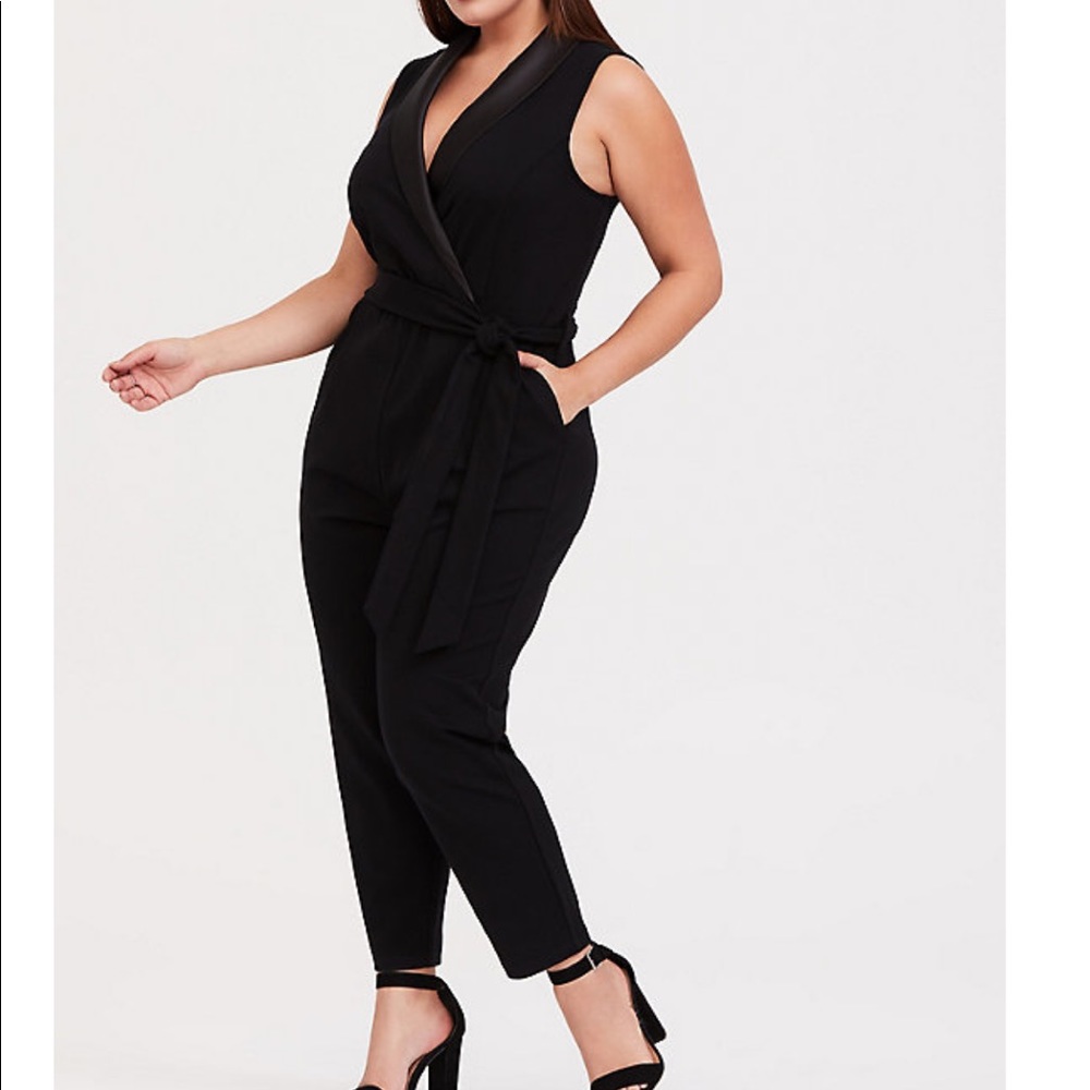 BLACK SLEEVELESS TUXEDO JUMPSUIT - TORRID